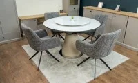 Set Masă Living Extensibilă CT163 Blat Ceramic Alb cu 4 Scaune Rotative DCM0112AS Gri Deschis
