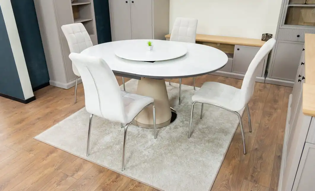 Set Masă Living Extensibilă CT163 Blat Ceramic Alb cu 4 Scaune Tapițate F630 Bej