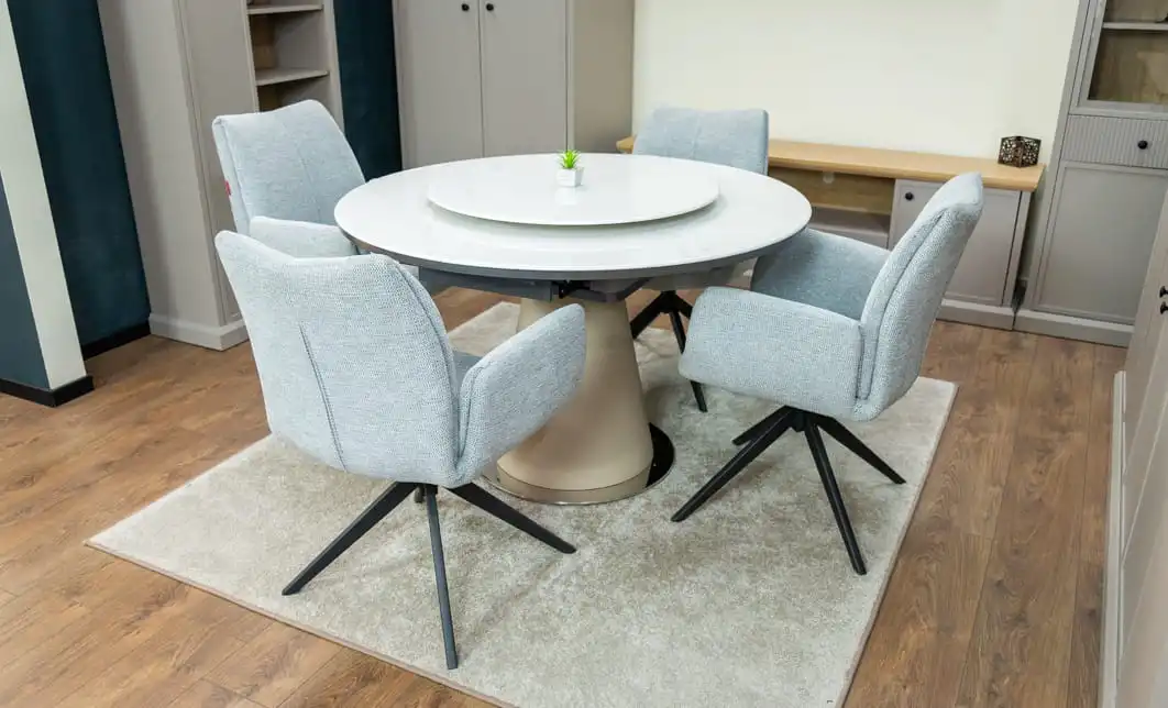 Set Masă Living Extensibilă CT163 Blat Ceramic Alb cu 4 Scaune Rotative KJC77 Gri Deschis