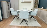 Set Masă Living Extensibilă CT163 Blat Ceramic Alb cu 4 Scaune Rotative KJC77 Gri Deschis
