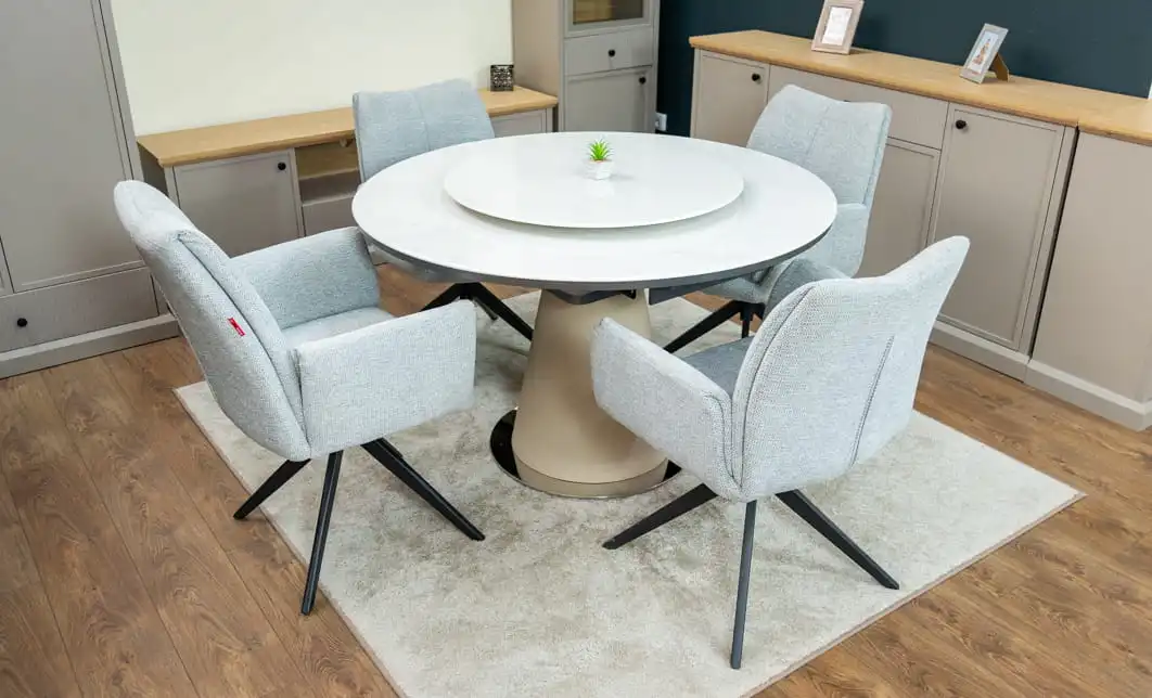 Set Masă Living Extensibilă CT163 Blat Ceramic Alb cu 4 Scaune Rotative KJC77 Gri Deschis