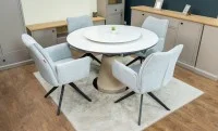 Set Masă Living Extensibilă CT163 Blat Ceramic Alb cu 4 Scaune Rotative KJC77 Gri Deschis