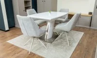 Set Masă Living Extensibilă KJT380 Blat Lucios Alb cu 4 Scaune Rotative DCM0108CS Gri Deschis 3