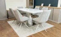 Set Masă Living Extensibilă KJT380 Blat Lucios Alb cu 6 Scaune Rotative DCM0108CS Gri Deschis 2