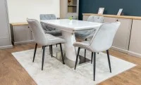 Set Masă Living Extensibilă KJT380 Blat Lucios Alb cu 4 Scaune Tapițate KJC0357 Gri 2