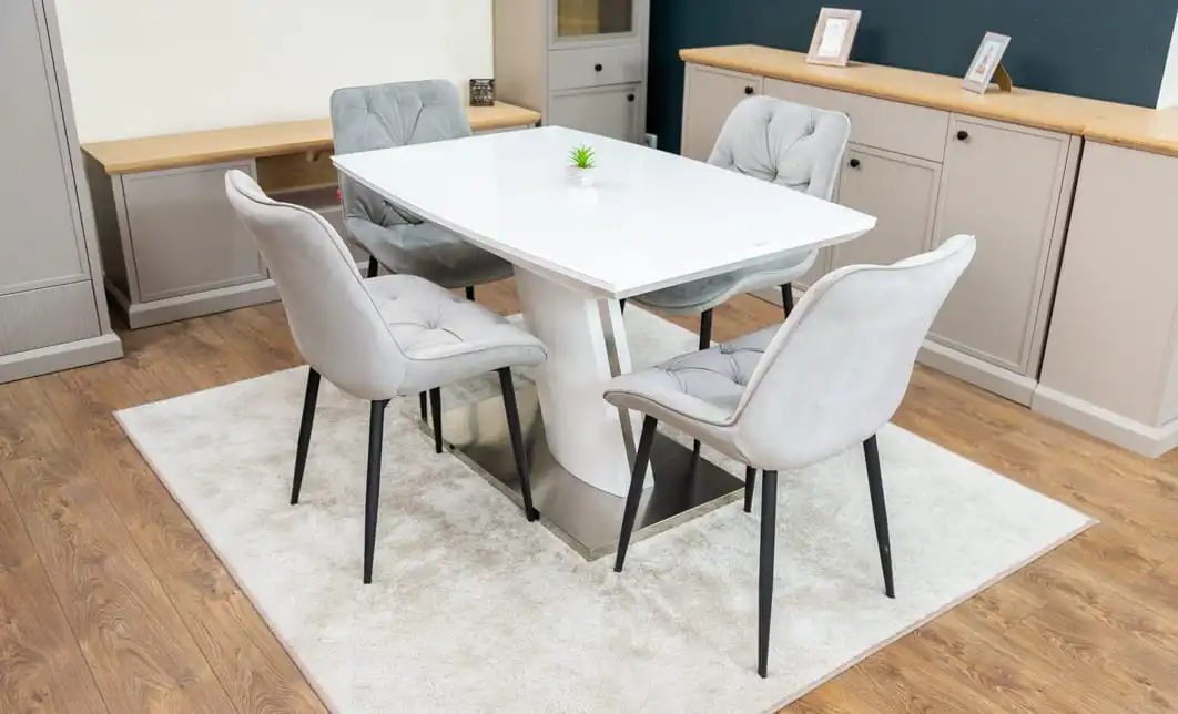 Set Masă Living Extensibilă KJT380 Blat Lucios Alb cu 4 Scaune Tapițate KJC0357 Gri