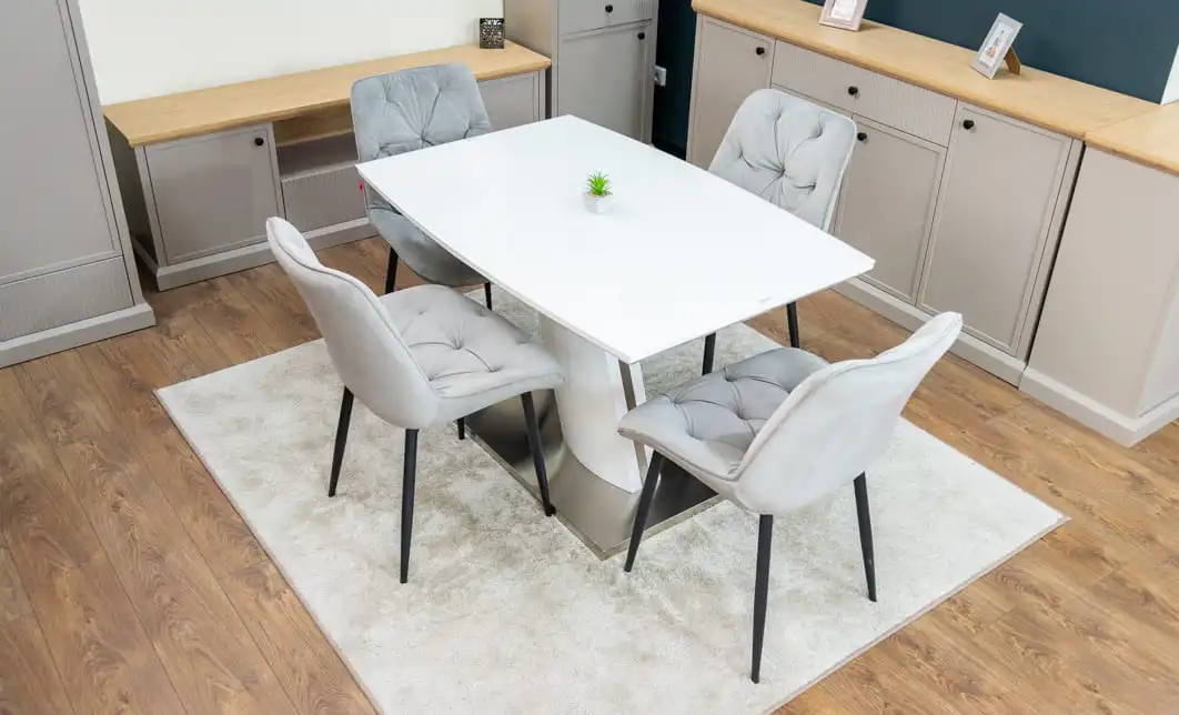 Set Masă Living Extensibilă KJT380 Blat Lucios Alb cu 4 Scaune Tapițate KJC0357 Gri 1