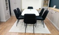 Set Masă Living Extensibilă KJT380 Blat Lucios Alb cu 6 Scaune Tapițate KJC176 Negre 6