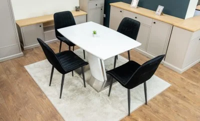 Set Masă Living Extensibilă KJT380 Blat Lucios Alb cu 4 Scaune Tapițate KJC176 Negre