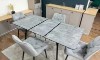 Set Masă Living Extensibilă KJT546 Gri cu 4 Scaune Tapițate KJC0357 Gri
