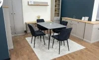 Set Masă Living Extensibilă KJT546 Gri cu 4 Scaune Tapițate KJC0357 Negre
