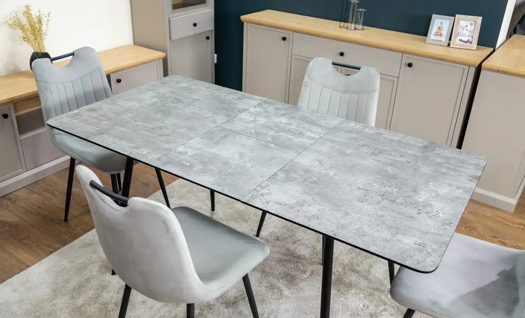 Set Masă Living Extensibilă KJT546 Gri cu 4 Scaune Tapițate KJC0358 Gri