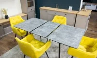 Set Masă Living Extensibilă KJT546 Gri cu 4 Scaune Tapițate KJC38 Galbene