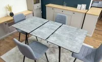 Set Masă Living Extensibilă KJT546 Gri cu 4 Scaune Tapițate KJC5341 Gri