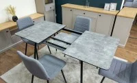Set Masă Living Extensibilă KJT546 Gri cu 4 Scaune Tapițate KJC5341 Gri