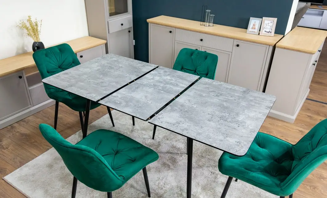 Set Masă Living Extensibilă KJT546 Gri cu 4 Scaune Tapițate KJC0357 Verzi
