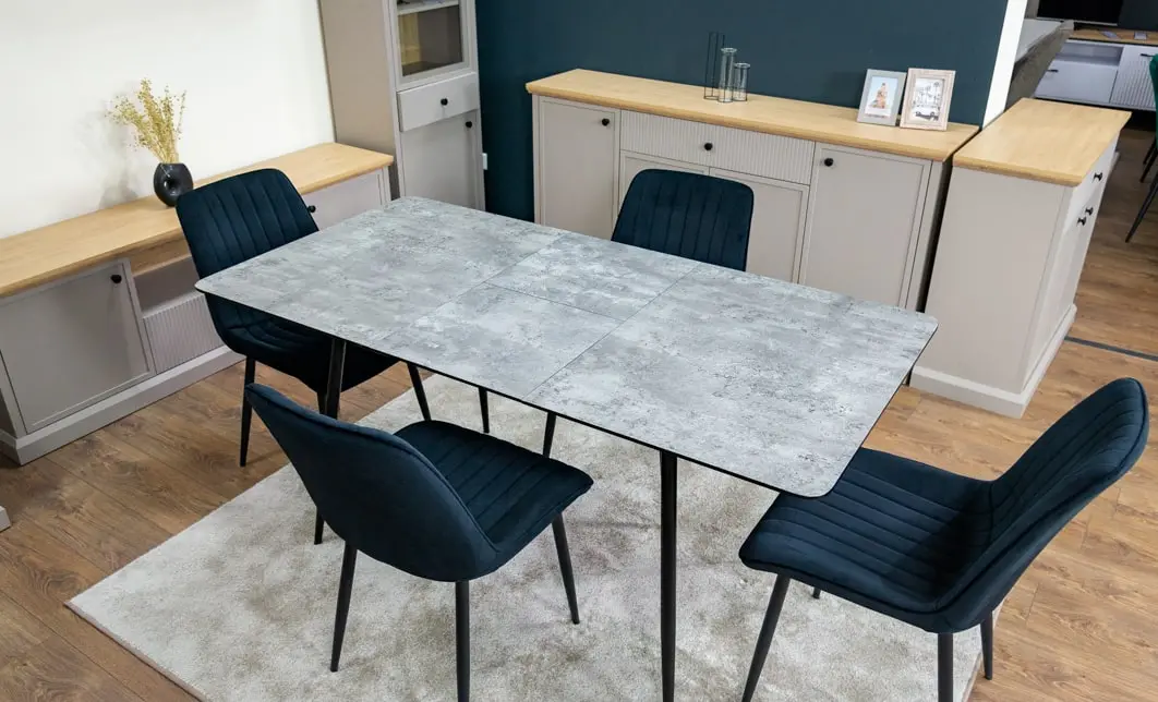 Set Masă Living Extensibilă KJT546 Gri cu 4 Scaune Tapițate KJC176 Negre