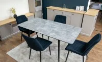 Set Masă Living Extensibilă KJT546 Gri cu 4 Scaune Tapițate KJC176 Negre