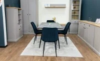Set Masă Living Extensibilă KJT546 Gri cu 4 Scaune Tapițate KJC176 Negre